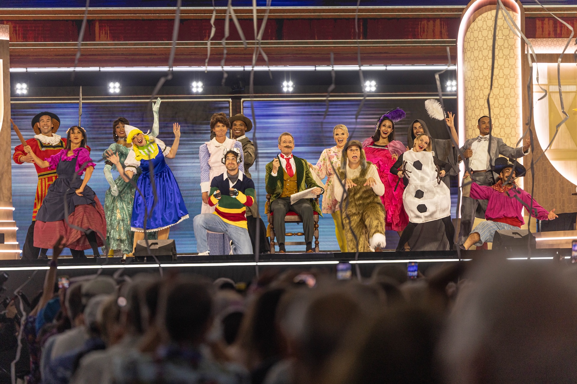 Neil Patrick Harris cercado pelo elenco no palco do Horizons durante a D23 2026.