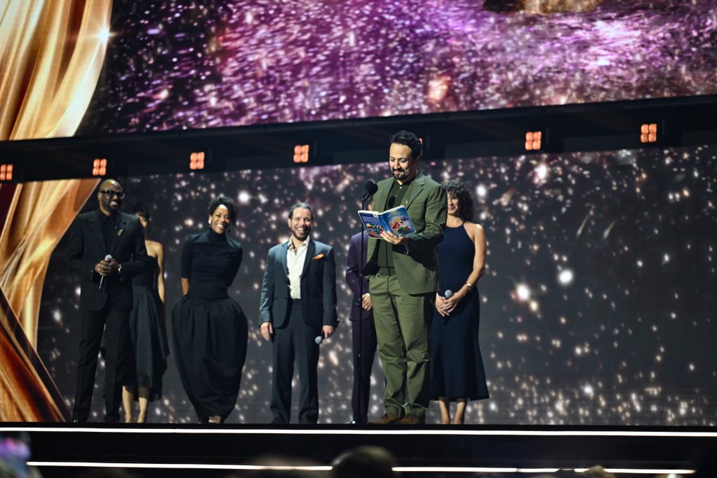 Lin-Manuel Miranda no palco da cerimônia dos Disney Legends 2026 durante sua homenagem musical.