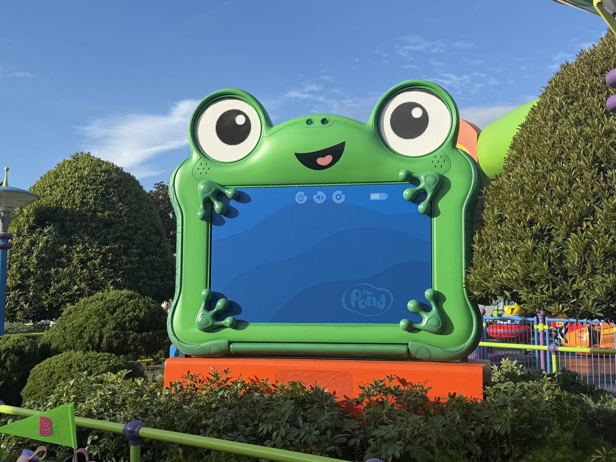Estrutura gigante de Lilypad instalada ao lado do Alien Swirling Saucers no Disney's Hollywood Studios.