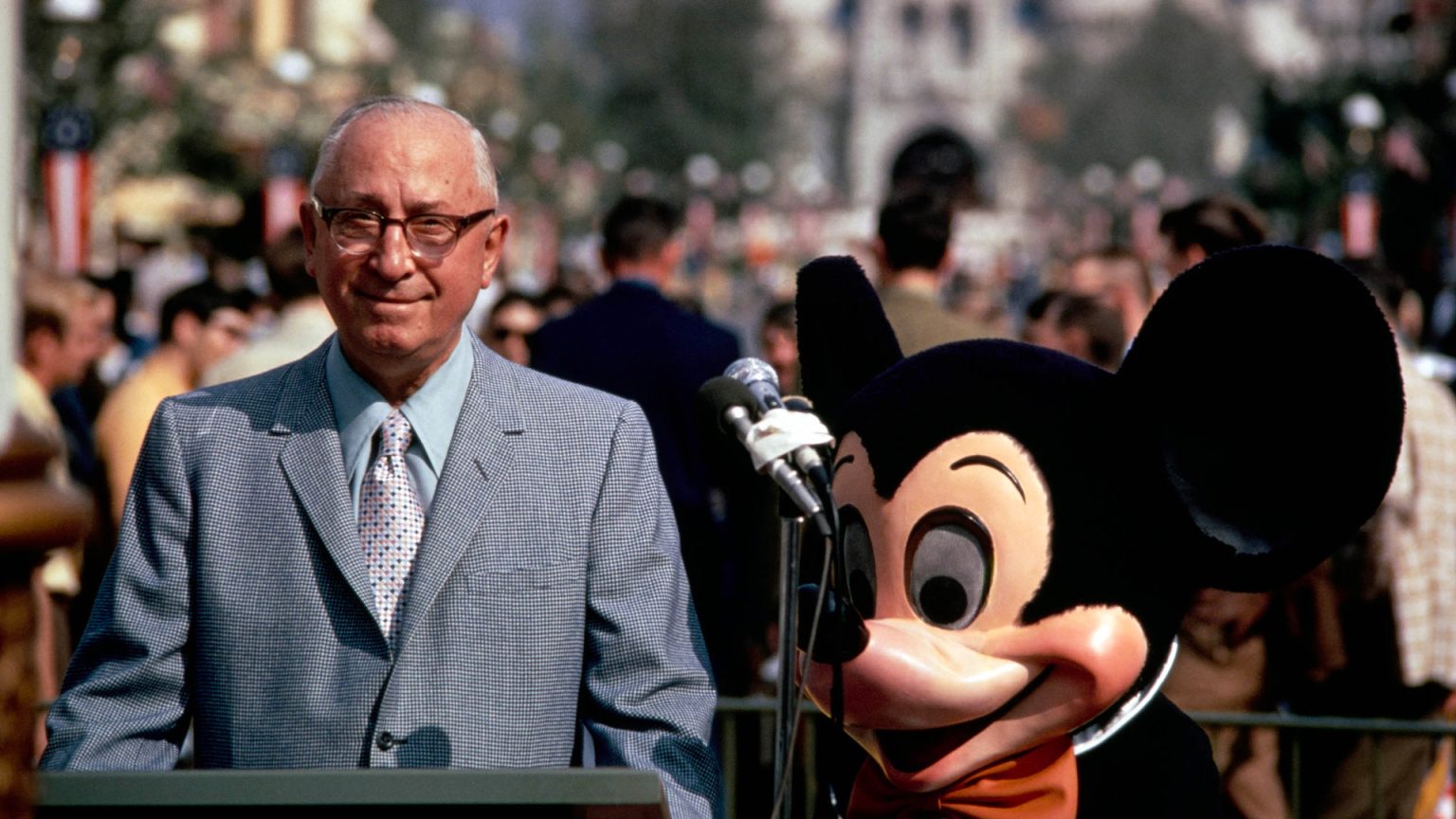 Roy O. Disney aparece ao lado de Mickey Mouse durante a dedicação do Walt Disney World em 1971.