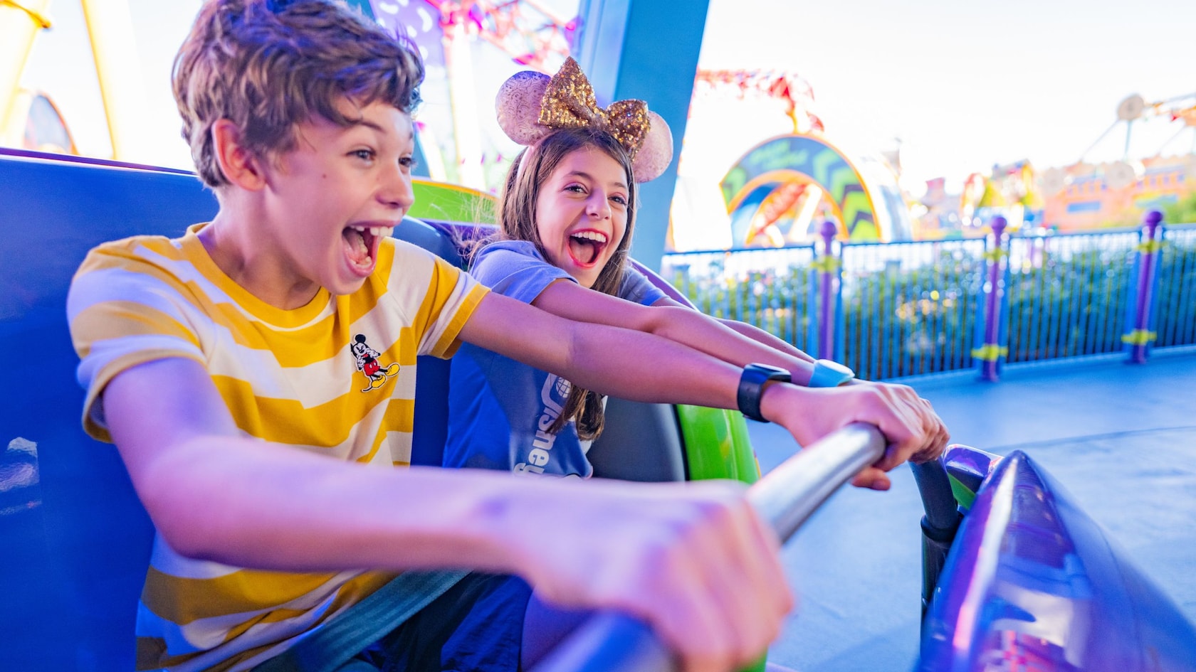 Crianças se divertem em um veículo do Alien Swirling Saucers na Toy Story Land.
