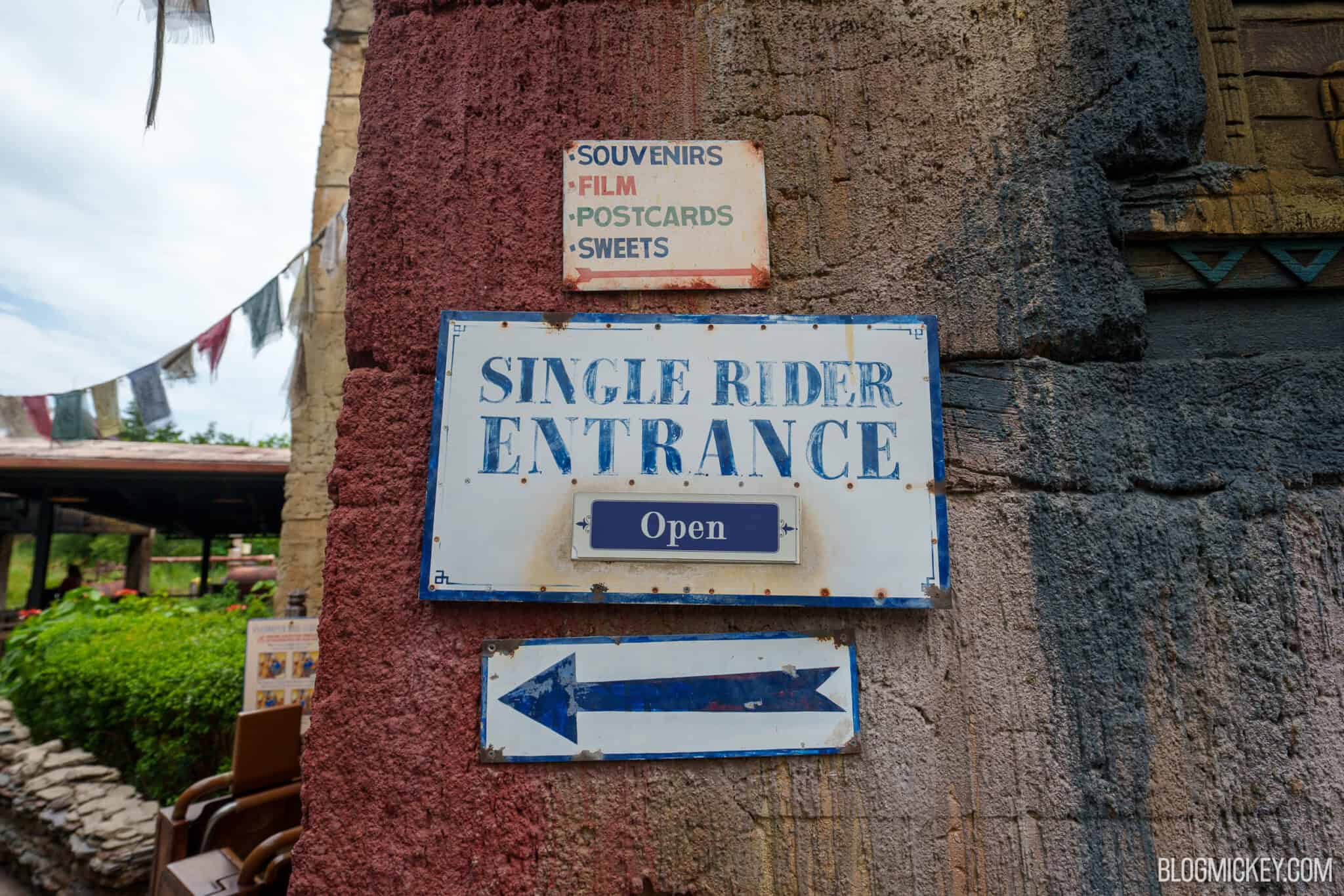 Placa da entrada da fila Single Rider da Expedition Everest no Disney's Animal Kingdom.