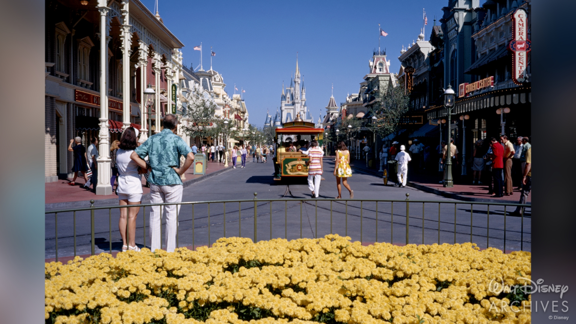 Visitantes caminham pela Main Street, U.S.A. com o Castelo da Cinderela ao fundo em 1971.