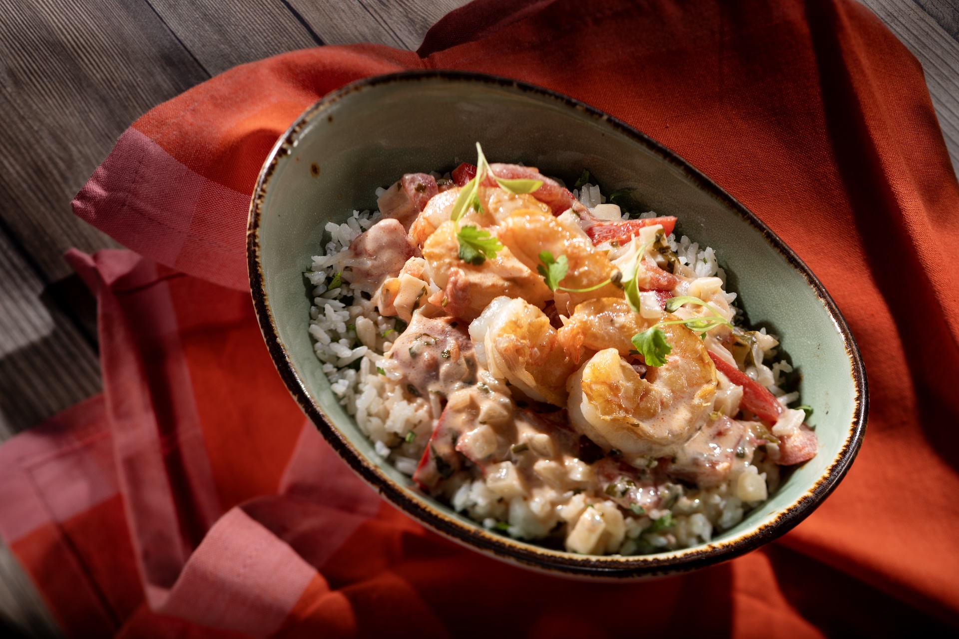 Tigela de moqueca de camarão servida com arroz no quiosque do Brasil do EPCOT Food & Wine Festival 2026.