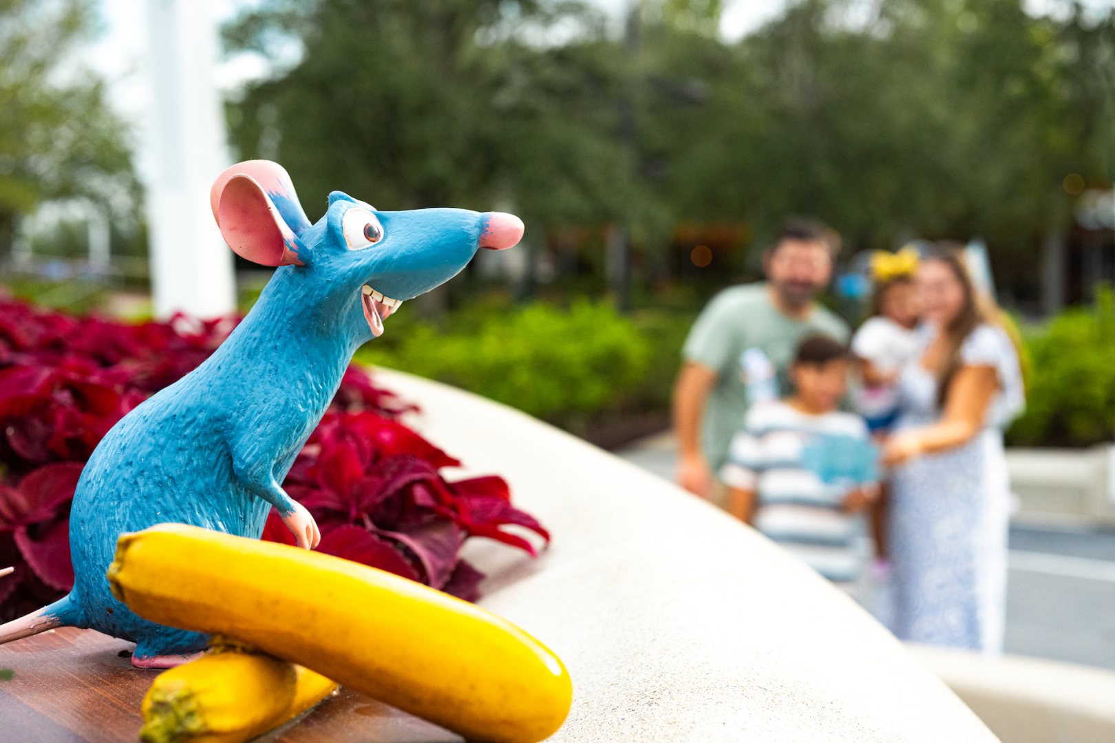 Estátua do Remy segurando uma baguete durante a atividade Remy’s Ratatouille Hide & Squeak no EPCOT.