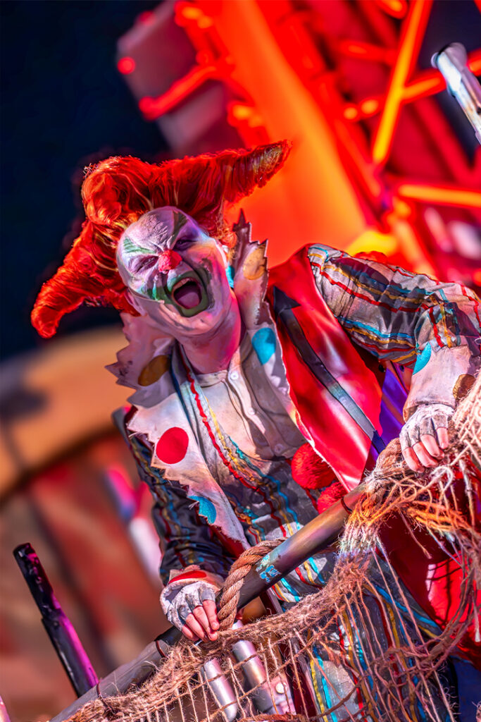Jack posa diante de um cenário de carnaval sombrio no Halloween Horror Nights 35.