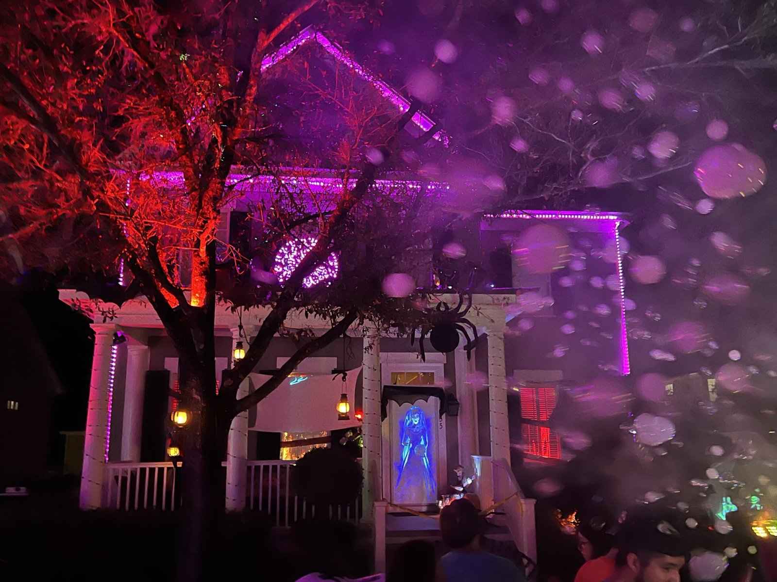 Casa em Celebration iluminada com luzes roxas, aranha gigante e decoração de Halloween em 2022.