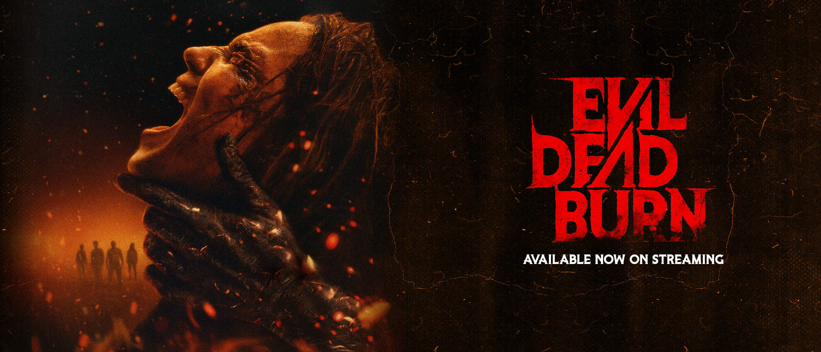 Figura possuída aparece diante de uma paisagem em chamas na arte da casa Evil Dead Burn.