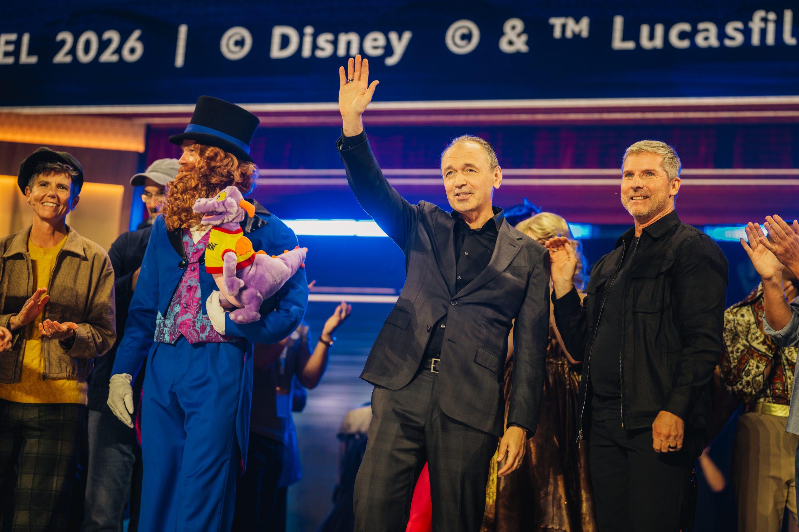 Dreamfinder segura Figment durante o anúncio da nova Journey Into Imagination no EPCOT.