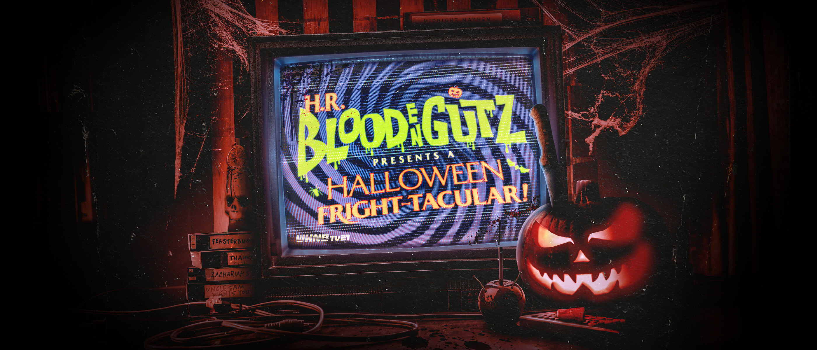 Televisor antigo exibe o título H.R. Bloodengutz Presents: A Halloween Fright-Tacular ao lado de uma abóbora iluminada.