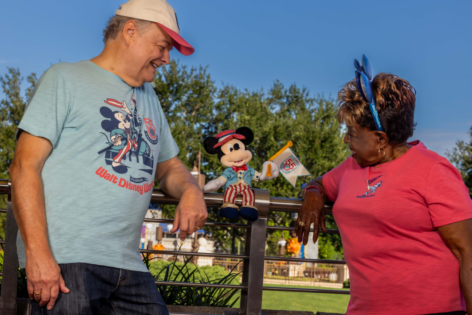 Dois Cast Members veteranos apresentam roupas e produtos comemorativos dos 55 anos do Walt Disney World.