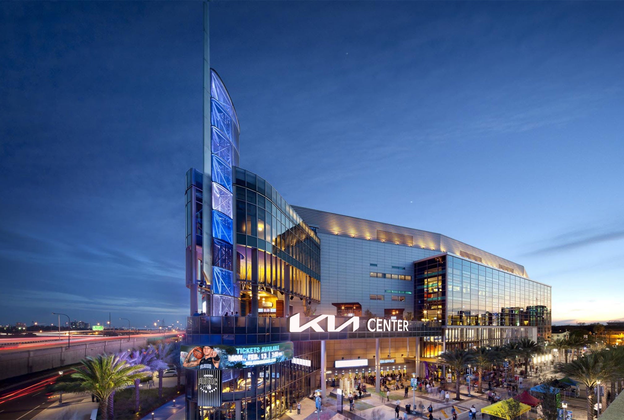 Fachada do Kia Center em Downtown Orlando durante o dia.