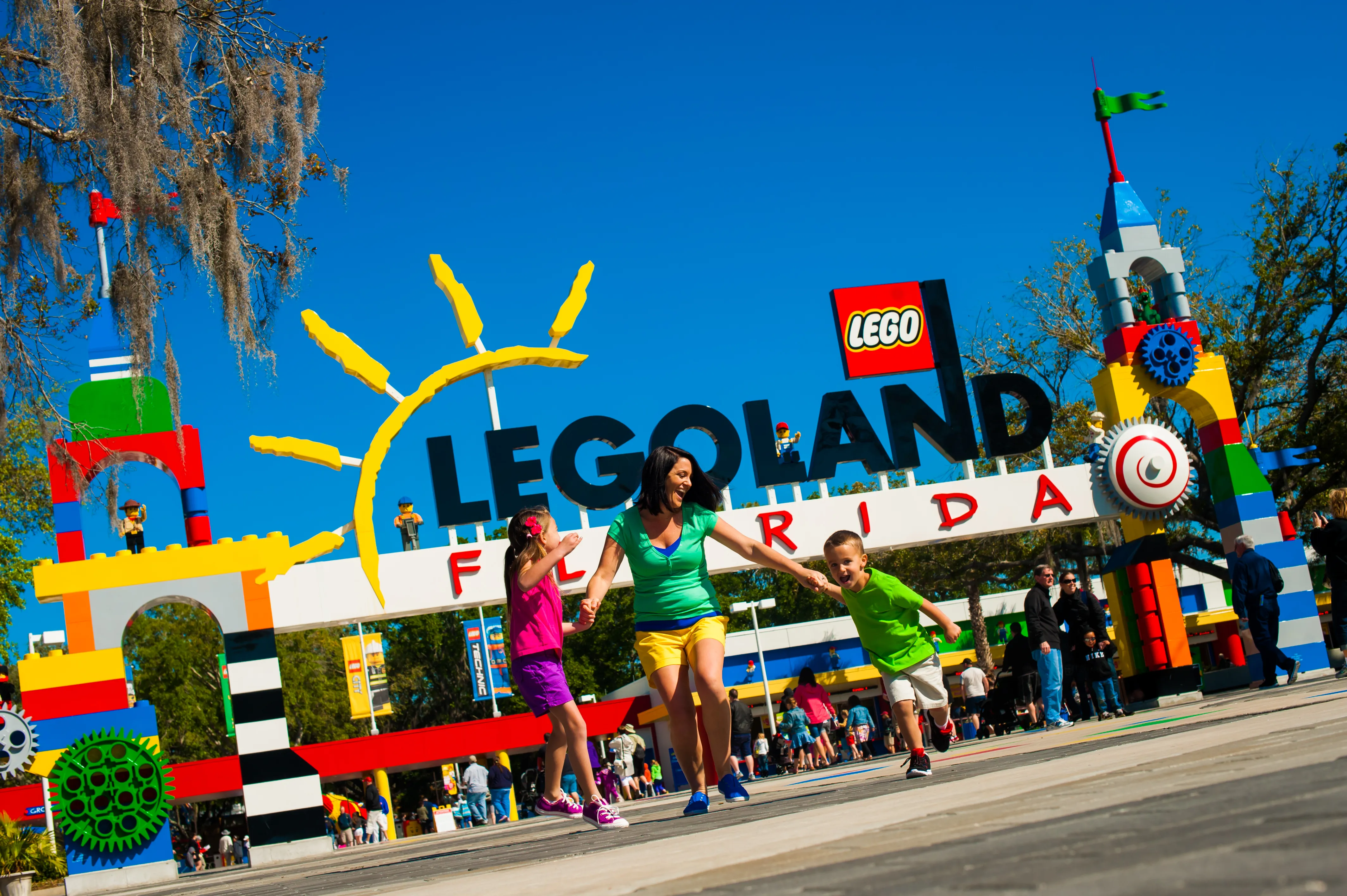 Visitantes posam diante da entrada colorida do LEGOLAND Florida Resort.