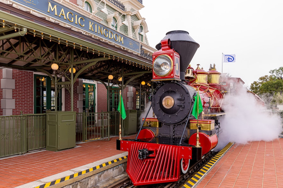 Trem da Walt Disney World Railroad passa pelo Magic Kingdom.