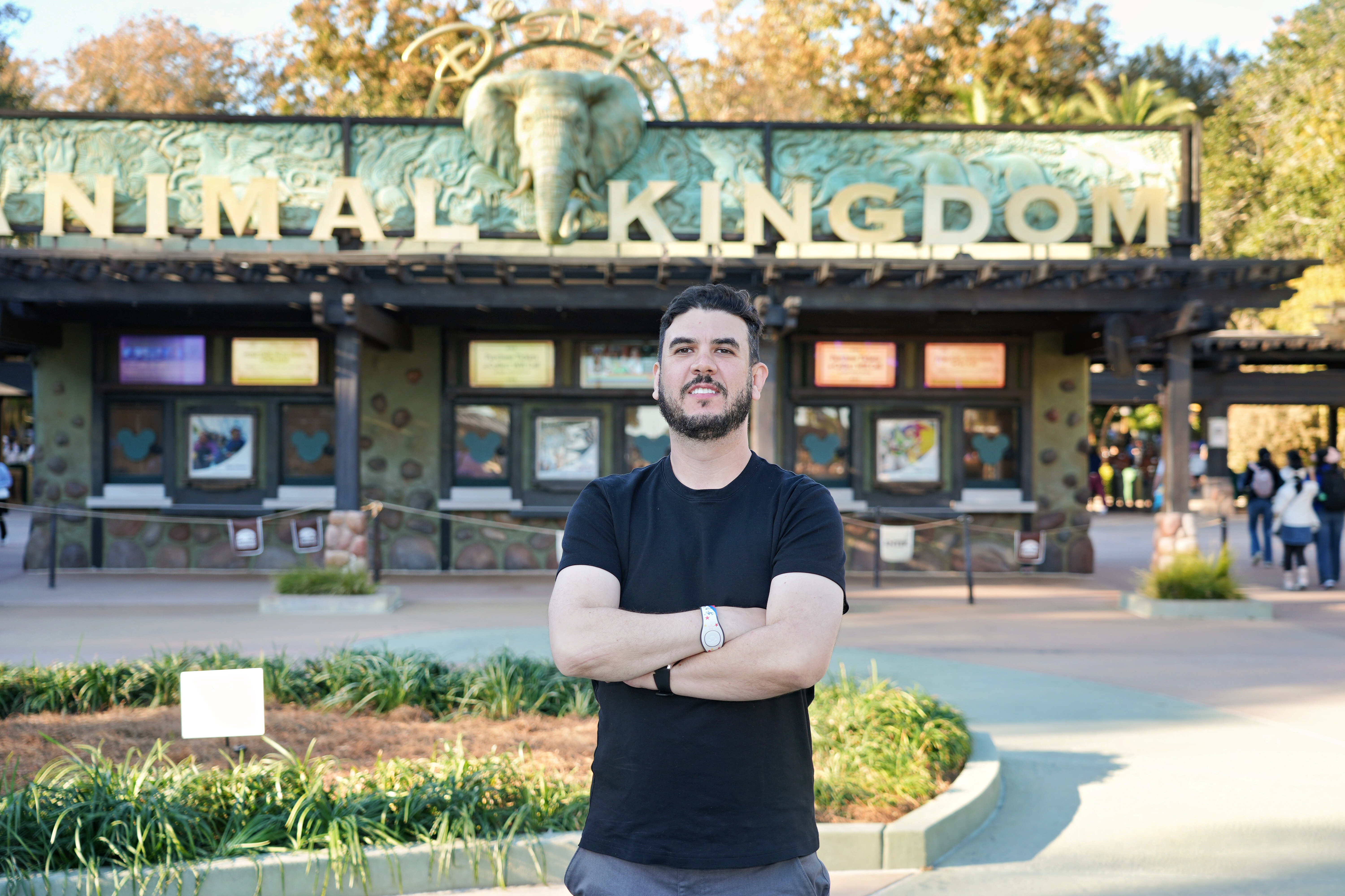 Rodrigo Cabrero posa diante da placa de entrada do Disney’s Animal Kingdom. Legenda: O 