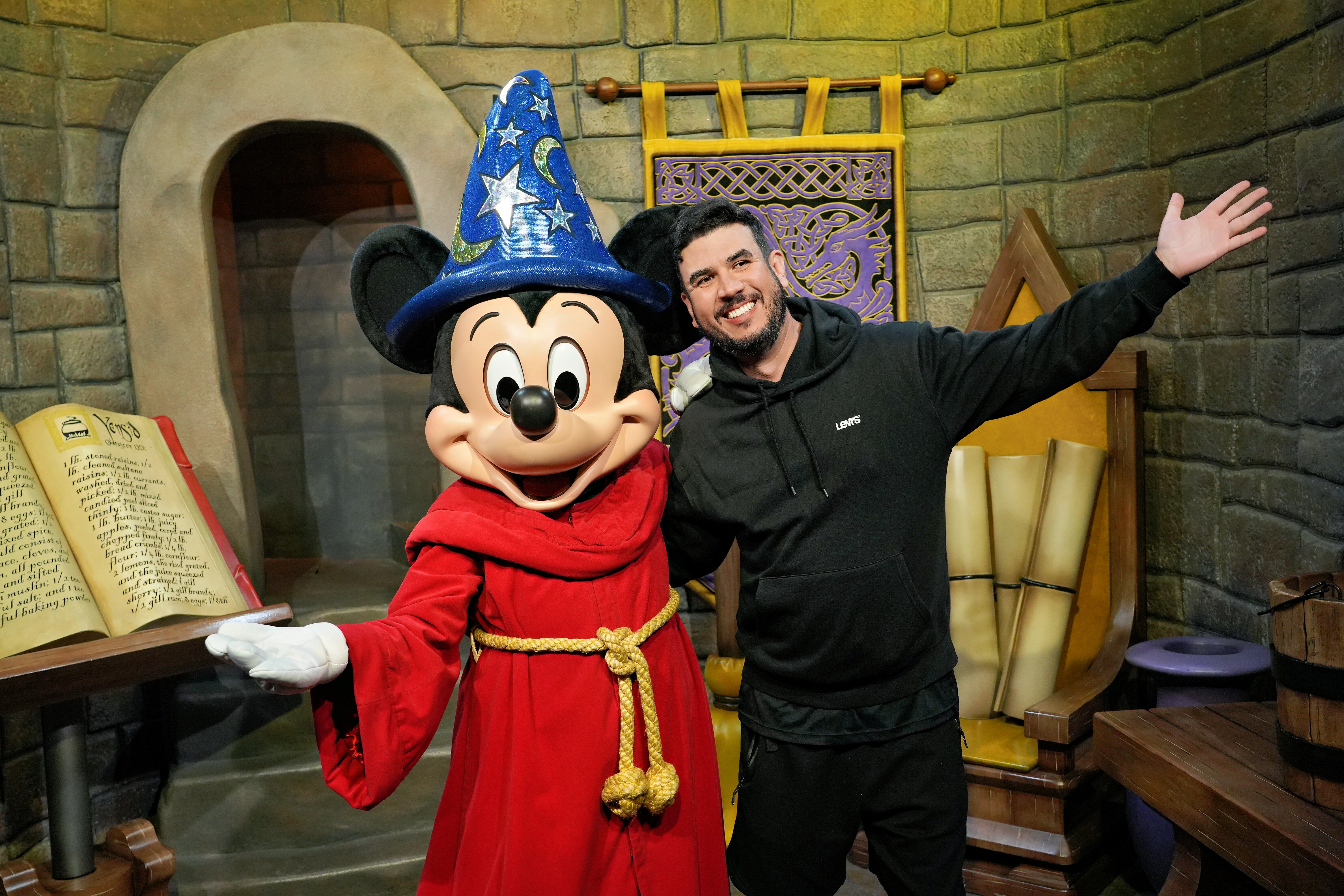 Rodrigo Cabrero posa com Mickey vestido de feiticeiro no Disney’s Hollywood Studios.
