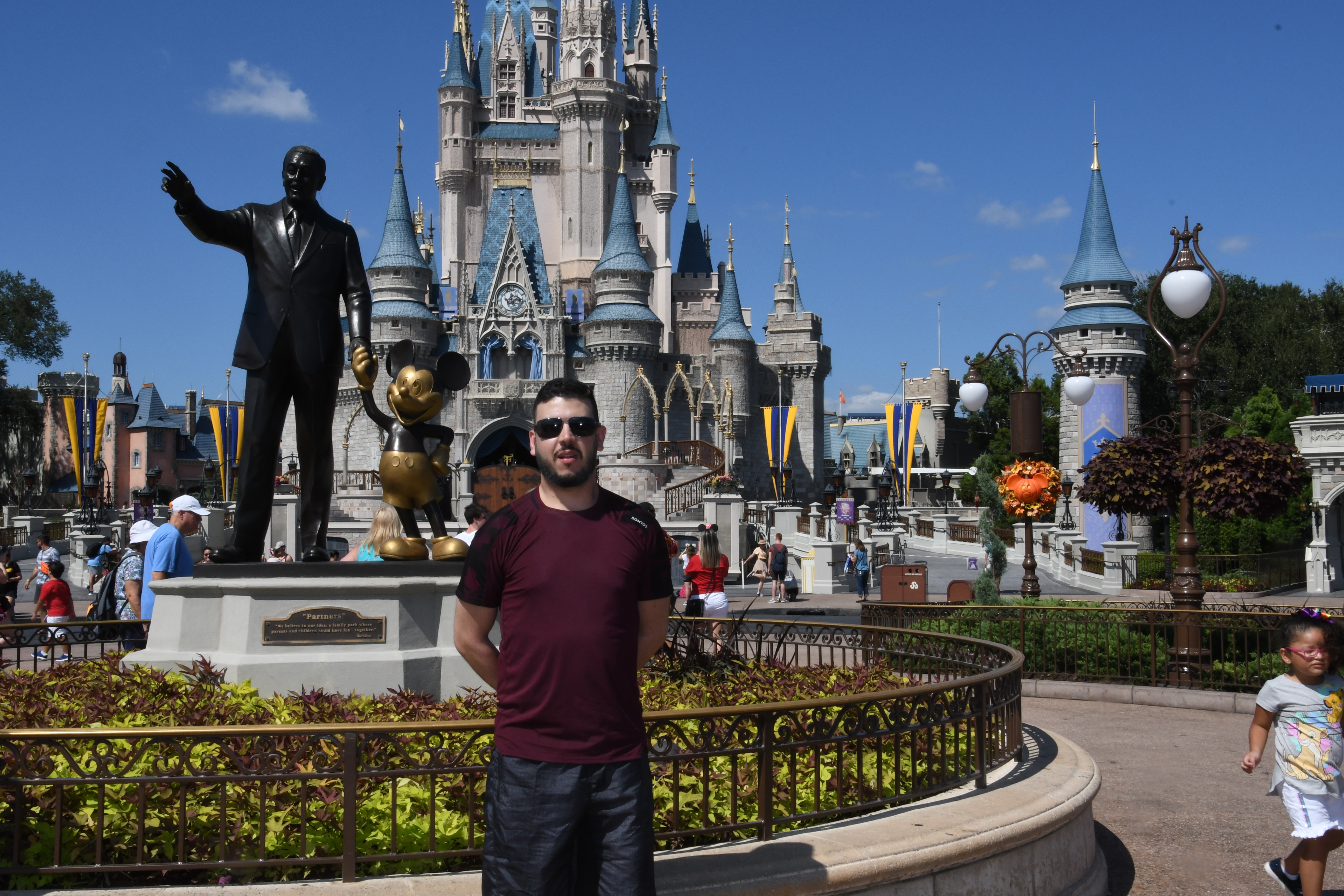 Rodrigo Cabrero posa diante do Castelo da Cinderela no Magic Kingdom, em Orlando.