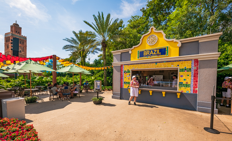 Quiosque do Brasil, decorado em azul e amarelo, durante o EPCOT Food & Wine Festival 2023