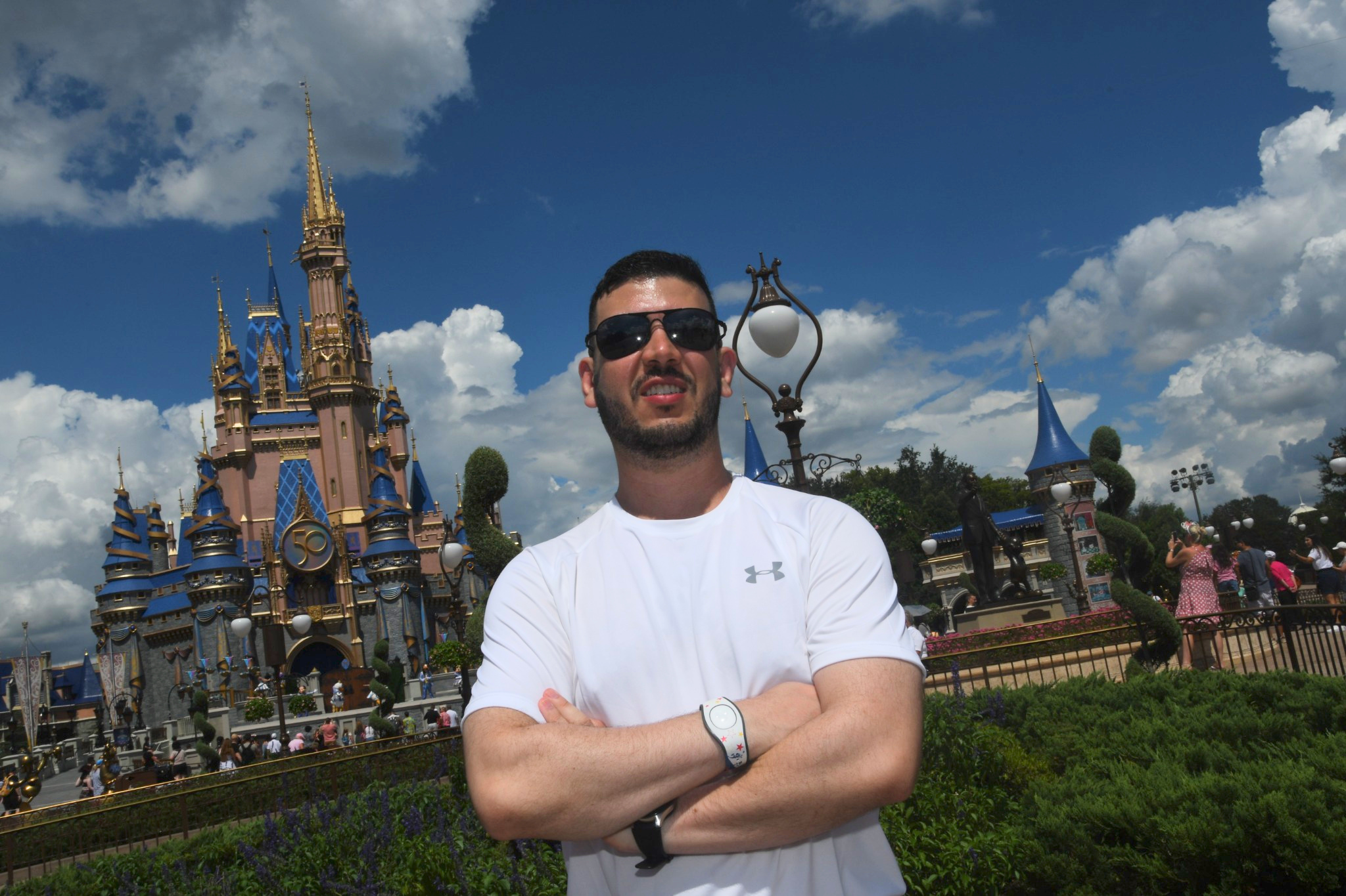 Castelo da Cinderela aparece coberto por decoração rosa de bolo no aniversário de 25 anos do Walt Disney World.