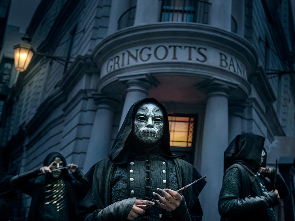 Comensais da Morte em frente ao Gringotts, no Beco Diagonal, onde estarão em datas selecionadas de 2026. Crédito: Universal Orlando Resort.