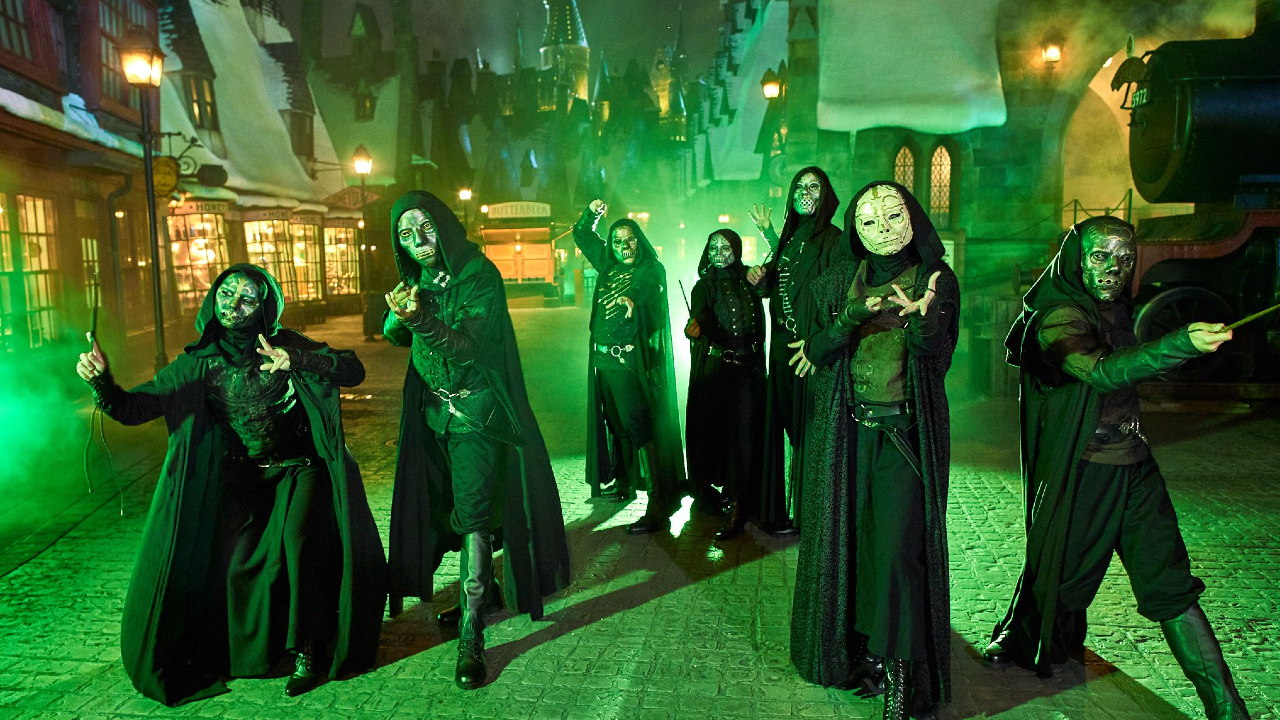 Comensais da Morte em Hogsmeade durante a temporada de Dark Arts apresentada em 2022, última edição do espetáculo no Islands of Adventure. Divulgação: Universal Orlando Resort.