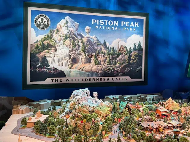 A maquete permite observar como montanhas, vegetação, caminhos e construções deverão formar a nova paisagem de Piston Peak.