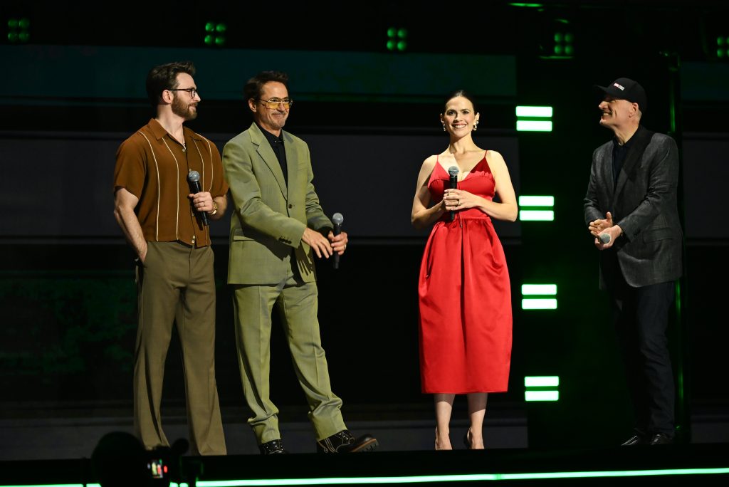 Chris Evans, Robert Downey Jr., Hayley Atwell e Kevin Feige apresentaram uma nova prévia de Avengers: Doomsday.