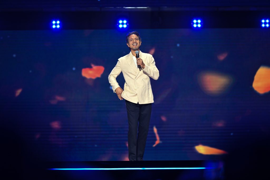 Benjamin Bratt participou da apresentação de Coco 2 durante o primeiro dia da D23 2026.