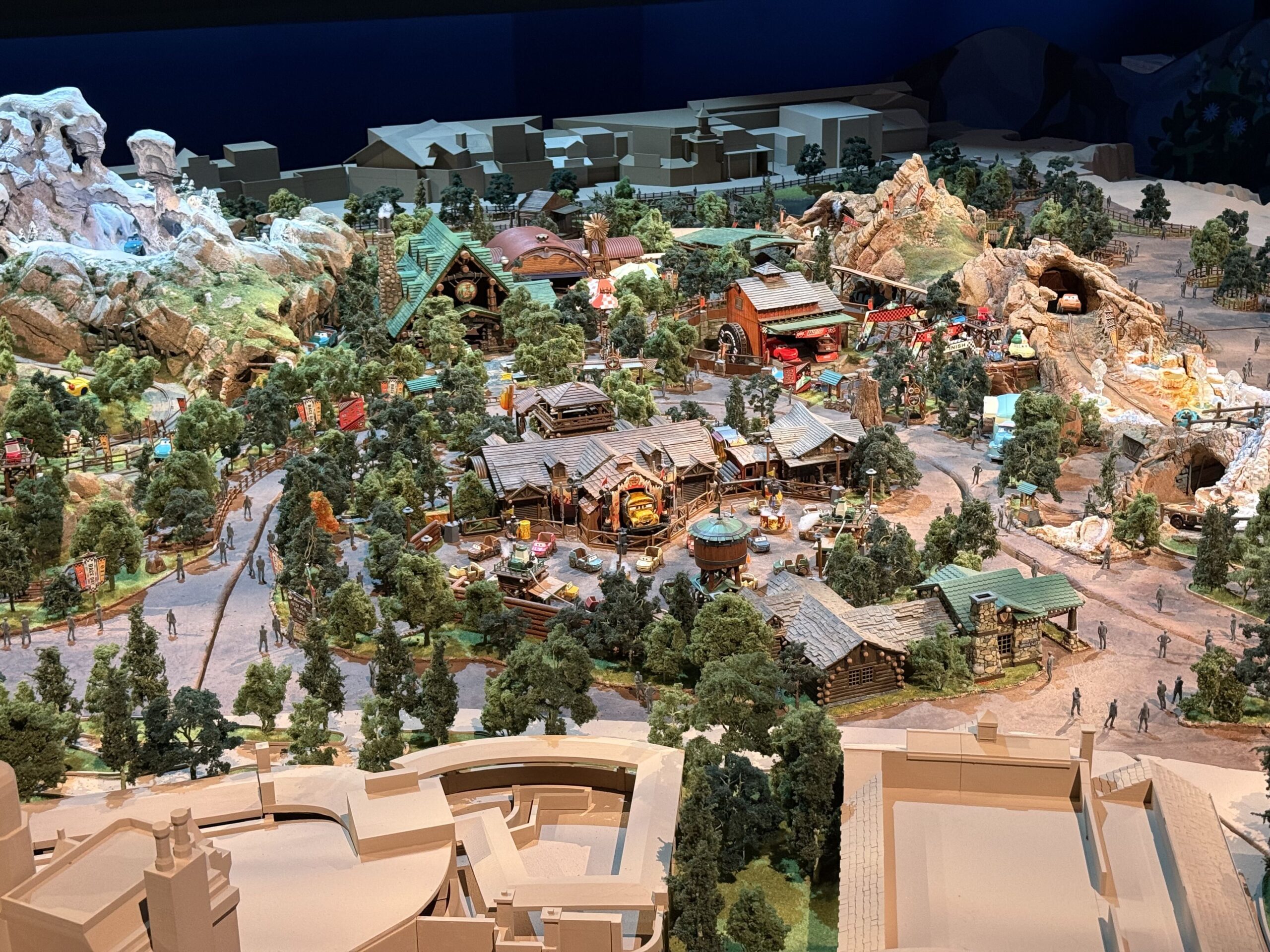 D23 2026: Disney revela a maquete de Piston Peak, nova área de Cars no Magic Kingdom