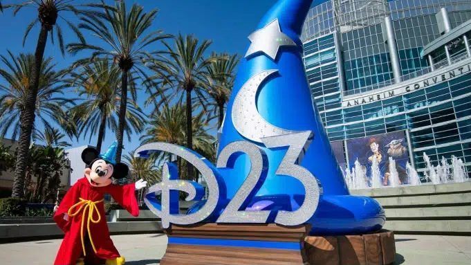 Mickey Mouse ao lado do chapéu de feiticeiro do D23, em frente ao Anaheim Convention Center