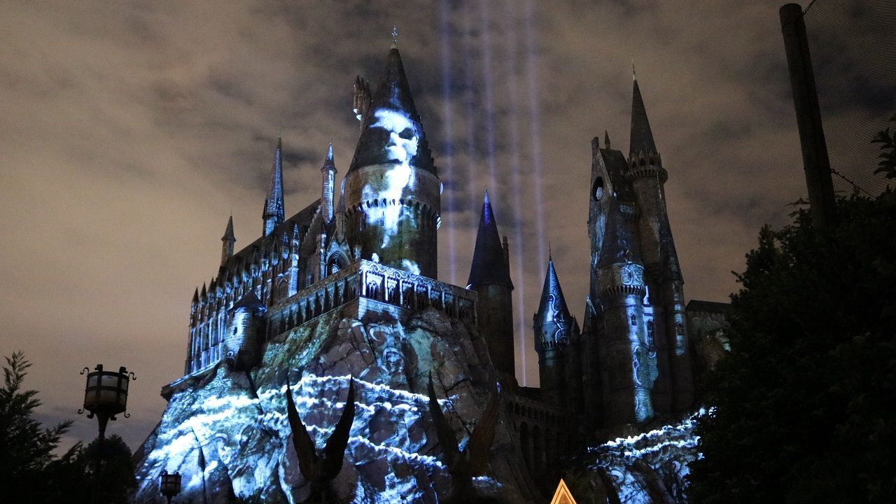 As projeções de Dark Arts transformam a fachada do Castelo de Hogwarts durante o espetáculo noturno. Crédito: Universal Orlando Resort. Fonte: ClickOrlando.