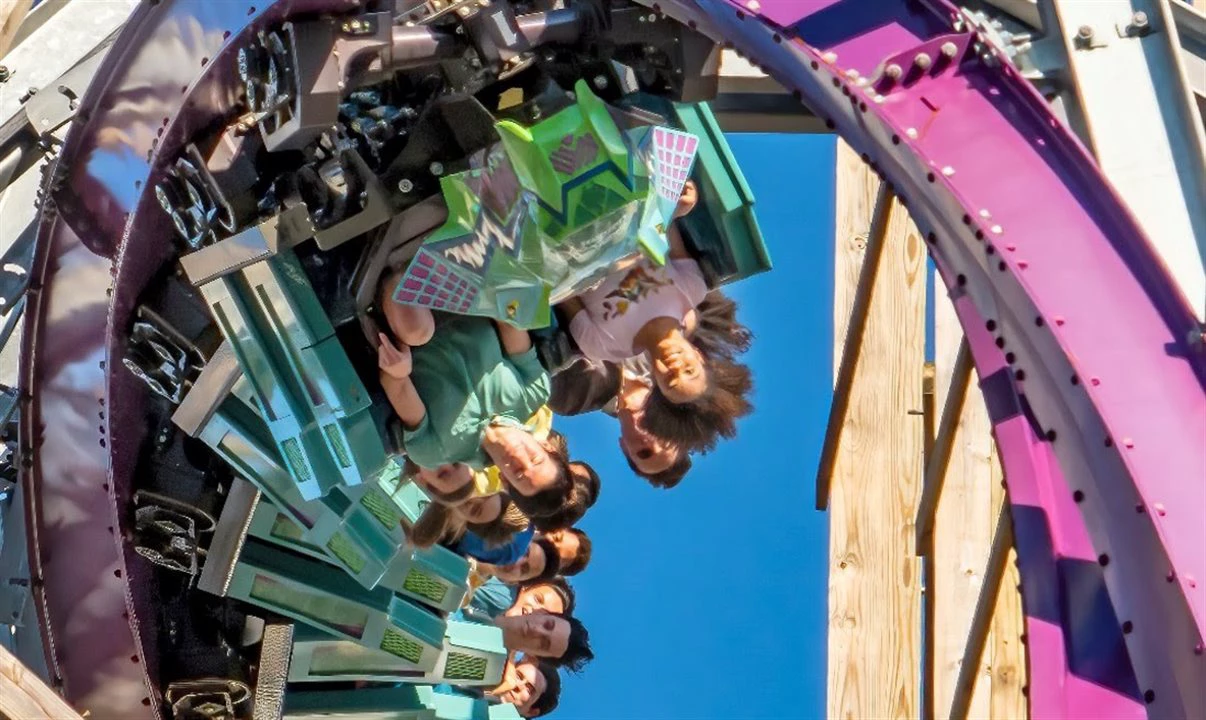 Trem da Iron Gwazi percorre a estrutura da montanha-russa no Busch Gardens Tampa Bay.