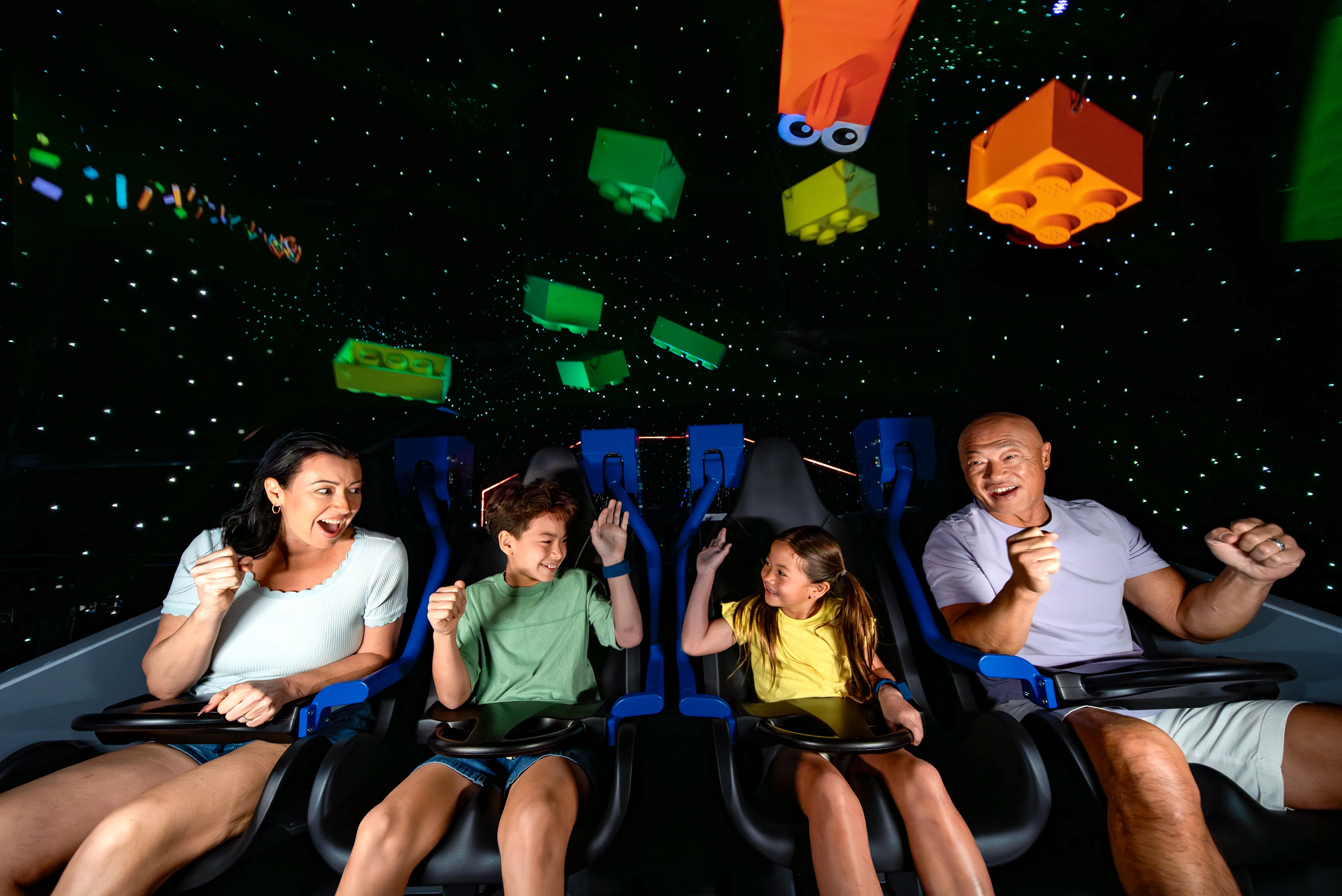 Visitantes conhecendo a Galacticoaster na área LEGO Galaxy.