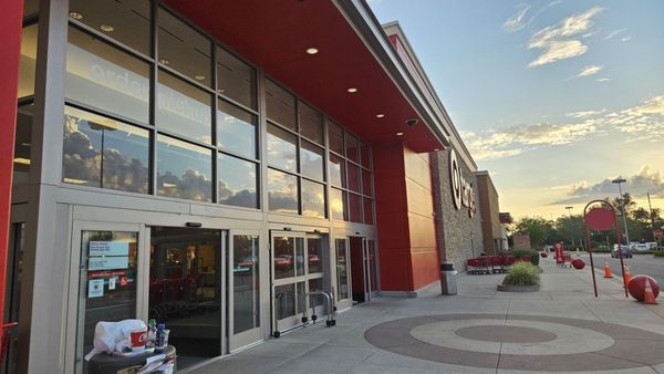 Foto da faixada Target Orlando SW, localizada na 3200 Rolling Oaks Blvd, em Kissimmee.