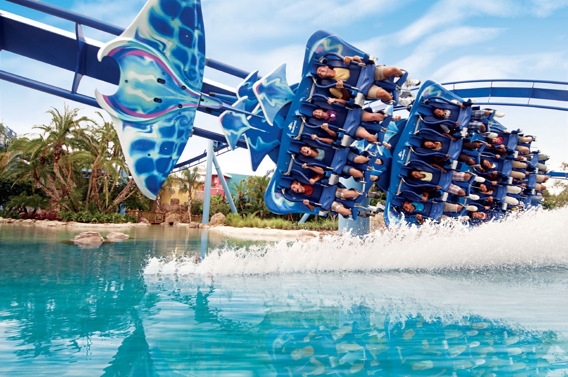 Trem de uma montanha-russa percorre trilhos azuis no SeaWorld Orlando em um dia ensolarado.