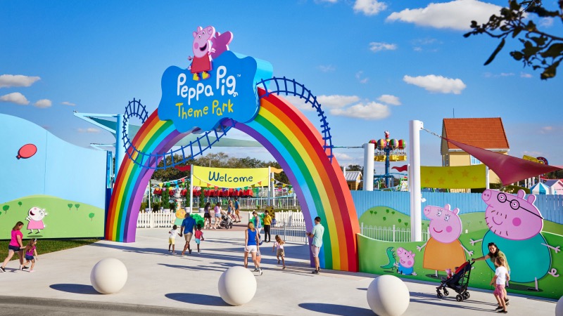 Crianças aproveitam uma atração temática no Peppa Pig Theme Park Florida.