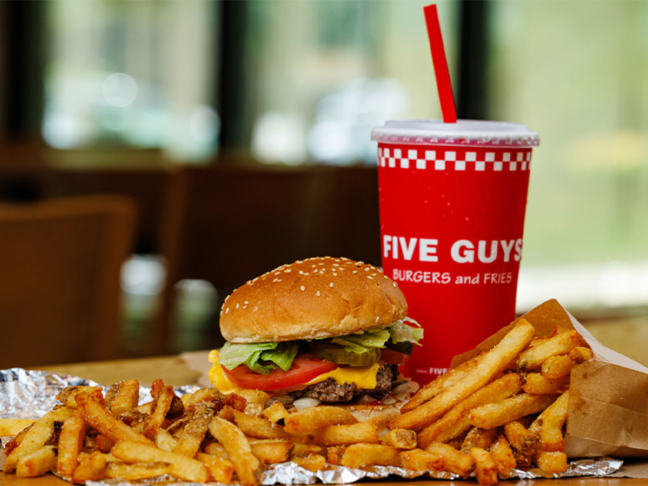  Hambúrgueres, batatas fritas e bebida servidos no Five Guys do Universal CityWalk.