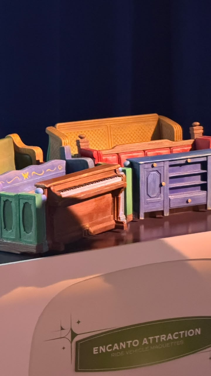 Maquetes dos veículos desenvolvidos para a futura atração de Encanto no Disney’s Animal Kingdom.